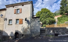 Maison de village T2/T3 de 48 m² (60 m² au sol) entièrement rénovée - Tourzel-Ronzières