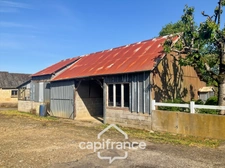 PROPERTY COMPRISING A HOUSE, A 360 M² SHED, NUMEROUS OUTBUILDINGS AND 6,280 M² OF LAND – SET IN NATURAL SURROUNDINGS IN KERFOURN, NEAR PONTIVY