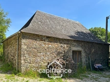 PROPRIÉTÉ DE CARACTÈRE SUR PLUS DE 9 HECTARES – MAISON EN PIERRE DE 235 M², APPARTEMENT INDÉPENDANT, DÉPENDANCE EN PIERRE, PRAIRIES, BOIS ET TROIS ÉTANGS – PROCHE LOUDÉAC