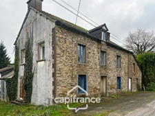 Stone house with outbuildings and large grounds – Wooded and quiet setting – La Motte (22600)