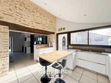 Renovated stone house – 300 m² of living space – 10 rooms – 2,800 m² plot – Réguiny – Garage – Single-storey living