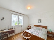 PROPERTY COMPRISING A HOUSE, A 360 M² SHED, NUMEROUS OUTBUILDINGS AND 6,280 M² OF LAND – SET IN NATURAL SURROUNDINGS IN KERFOURN, NEAR PONTIVY