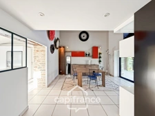 Renovated stone house – 300 m² of living space – 10 rooms – 2,800 m² plot – Réguiny – Garage – Single-storey living