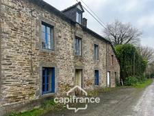 Stone house with outbuildings and large grounds – Wooded and quiet setting – La Motte (22600)