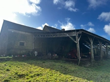 Stone farmhouse to renovate with a 16th-century bread oven, large barn and 3,000 m² of land – Plémet