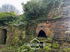 Stone farmhouse to renovate with a 16th-century bread oven, large barn and 3,000 m² of land – Plémet