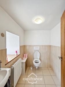 LONGÈRE – 90,6 M² HABITABLES – 2 CHAMBRES – TERRAIN DE 840 M² – GARAGE, CARPORT ET DÉPENDANCE – POTENTIEL D'AGRANDISSEMENT – CRÉDIN
