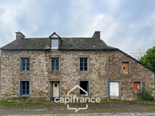 Stone house with outbuildings and large grounds – Wooded and quiet setting – La Motte (22600)