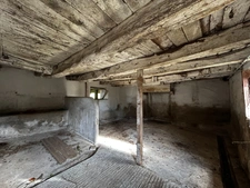 Stone farmhouse to renovate with a 16th-century bread oven, large barn and 3,000 m² of land – Plémet