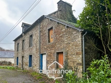 Stone house with outbuildings and large grounds – Wooded and quiet setting – La Motte (22600)