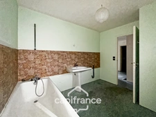 Stone house with outbuildings and large grounds – Wooded and quiet setting – La Motte (22600)