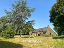PROPRIÉTÉ DE CARACTÈRE SUR PLUS DE 9 HECTARES – MAISON EN PIERRE DE 235 M², APPARTEMENT INDÉPENDANT, DÉPENDANCE EN PIERRE, PRAIRIES, BOIS ET TROIS ÉTANGS – PROCHE LOUDÉAC