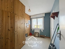 Maison néo-bretonne 8 pièces – 140 m² habitables – Terrain clos 1019 m² – Garage – Hangar camping-car – Saint-Gonnery