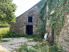 Longère en pierre à rénover avec dépendances et 6 000 m² de terrain