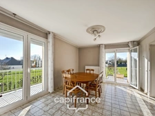 Maison néo-bretonne 8 pièces – 140 m² habitables – Terrain clos 1019 m² – Garage – Hangar camping-car – Saint-Gonnery