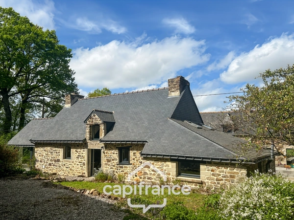 Maison de charme en pierre, rénovée, avec terrain et dépendances – Environnement préservé à Kergrist (56)