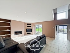 Renovated stone house – 300 m² of living space – 10 rooms – 2,800 m² plot – Réguiny – Garage – Single-storey living