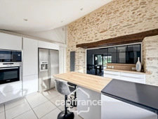 Renovated stone house – 300 m² of living space – 10 rooms – 2,800 m² plot – Réguiny – Garage – Single-storey living