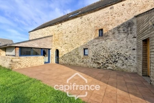 Renovated stone house – 300 m² of living space – 10 rooms – 2,800 m² plot – Réguiny – Garage – Single-storey living