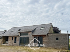 CHARACTERFUL PROPERTY WITH A 185 M² FARMHOUSE, TWO SEPARATE DWELLINGS AND A SHED, JUST A FEW MINUTES FROM PONTIVY – SAINT-GÉRAND