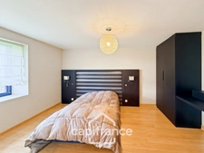Renovated stone house – 300 m² of living space – 10 rooms – 2,800 m² plot – Réguiny – Garage – Single-storey living