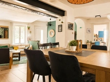 Maison de village en pierre rénovée avec terrasse tropézienne à Argeliers – 173 m²
