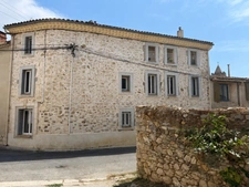 Maison de village en pierre rénovée avec terrasse tropézienne à Argeliers – 173 m²