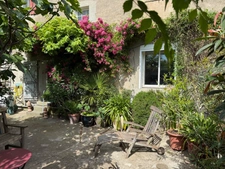 Maison de caractère + bâtiment en pierre 232 m² – accès grands véhicules – 77 m² aménageables