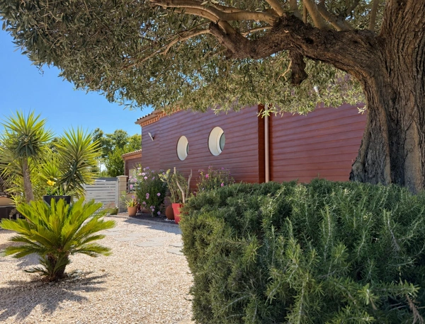 VILLA D'ARCHITECTE DE PLAIN-PIED AVEC JARDIN MÉDITERRANÉEN