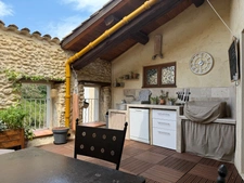 Maison de village en pierre rénovée avec terrasse tropézienne à Argeliers – 173 m²