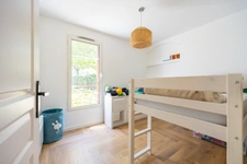 LES OLIVES / PLAN-DE-CUQUES BORDER — 4-ROOM APARTMENT LIKE A HOUSE — CAREFULLY RENOVATED — 200 SQM OUTDOOR SPACE — 2 PARKING SPACES — GARAGE AVAILABLE AS AN OPTION