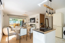 LES OLIVES / LIMITE PLAN-DE-CUQUES — T4 COMME UNE MAISON — RÉNOVATION SOIGNÉE — 200 M² D’EXTÉRIEUR — 2 PLACES DE PARKING — BOX POSSIBLE EN OPTION