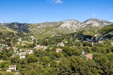 ***MARSEILLE 9EME…RESIDENCE LA ROUVIERE…GRAND T3 TRAVERSANT…POSSIBILITE DE RECREER UNE 3EME CHAMBRE…ETAGE ELEVE…VUE PANORAMIQUE***