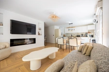 LES OLIVES / PLAN-DE-CUQUES BORDER — 4-ROOM APARTMENT LIKE A HOUSE — CAREFULLY RENOVATED — 200 SQM OUTDOOR SPACE — 2 PARKING SPACES — GARAGE AVAILABLE AS AN OPTION