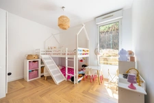 LES OLIVES / PLAN-DE-CUQUES BORDER — 4-ROOM APARTMENT LIKE A HOUSE — CAREFULLY RENOVATED — 200 SQM OUTDOOR SPACE — 2 PARKING SPACES — GARAGE AVAILABLE AS AN OPTION