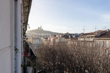 Marseille 6th arrondissement – Castellane – Top floor – View of Notre-Dame-de-la-Garde – Bright 2-bedroom apartment – Air conditioning – Cellar and courtyard