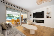 LES OLIVES / PLAN-DE-CUQUES BORDER — 4-ROOM APARTMENT LIKE A HOUSE — CAREFULLY RENOVATED — 200 SQM OUTDOOR SPACE — 2 PARKING SPACES — GARAGE AVAILABLE AS AN OPTION