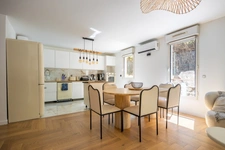 LES OLIVES / PLAN-DE-CUQUES BORDER — 4-ROOM APARTMENT LIKE A HOUSE — CAREFULLY RENOVATED — 200 SQM OUTDOOR SPACE — 2 PARKING SPACES — GARAGE AVAILABLE AS AN OPTION
