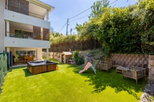 LES OLIVES / PLAN-DE-CUQUES BORDER — 4-ROOM APARTMENT LIKE A HOUSE — CAREFULLY RENOVATED — 200 SQM OUTDOOR SPACE — 2 PARKING SPACES — GARAGE AVAILABLE AS AN OPTION