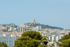 *** MARSEILLE 10ÈME… RÉSIDENCE NOUVEAU PARC VERDILLON… VUE PANORAMIQUE SUR NOTRE-DAME-DE-LA-GARDE ET LES COLLINES… T3/T4 74M² TRAVERSANT… DEUX TERRASSES… ASCENSEUR***
