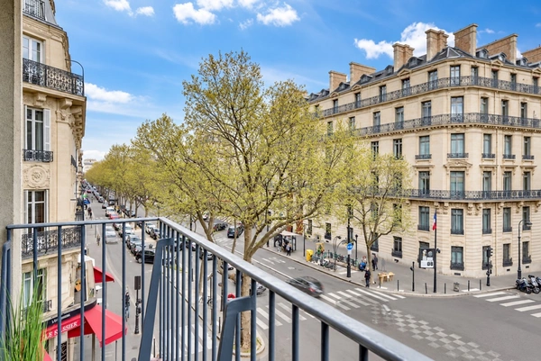 Exclusivité - A vendre - Appartement très lumineux - Balcon - 5 pièces - 4 chambres possibles - Cuisine indépendante - Cave et Parking - Adresse prestigieuse