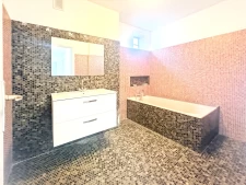 Exclusivité - A vendre - Appartement très lumineux - Balcon filant 5 m2 - 4 pièces - 3 chambres - Cuisine indépendante - Salle de bains - Cave et Parking - À proximité des Commerces, Écoles et du RER 