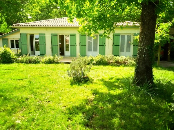 LE PIAN-MÉDOC(33) – Charme, calme et nature pour cette maison de T4 de 99 m2 nichée sur une parcelle de 1312 m2 dans un cadre verdoyant 