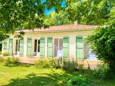 LE PIAN-MÉDOC(33) – Charme, calme et nature pour cette maison de T4 de 99 m2 nichée sur une parcelle de 1312 m2 dans un cadre verdoyant 