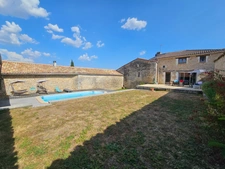 Maison charentaise de 232 m², 6 chambres, un bureau, piscine et un garage de 90 m² - LINARS (16)