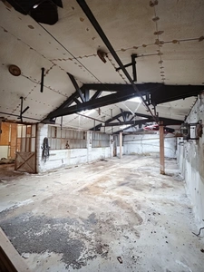 Hangar de 200m² - Fort potentiel d'aménagement - L'ISLE D'ESPAGNAC (16)