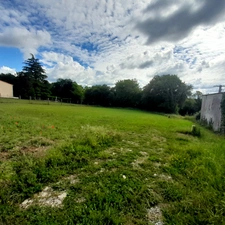 Terrain à bâtir viabilisé de 847,00 m² CHAMPNIERS (16)
