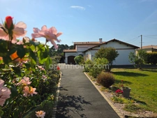 Maison familiale 5 pièces de 144 m² sur 1 970 m² avec piscine à SALLES (33)