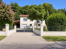 Maison entièrement rénovée à vendre 4 pièces de 85m2 avec 3 chambres et garage 60 m2 sur 833 m2 de terrain à CREYSSE (24)