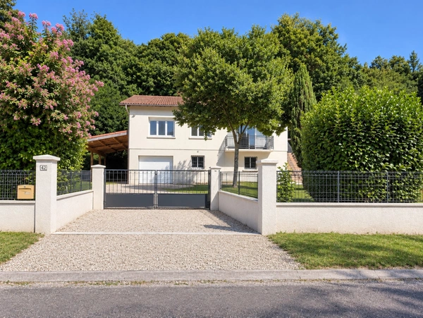 Maison entièrement rénovée à vendre 4 pièces de 85m2 avec 3 chambres et garage 60 m2 sur 833 m2 de terrain à CREYSSE (24)